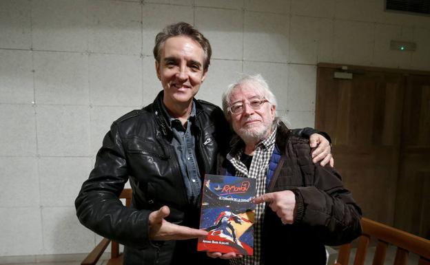 Ramoncín en la presentación del libro 'El Corazón de la ciudad', de Antonio Marín Albalate en Salamanca.