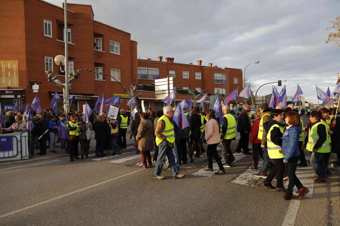 La cita volvió a congregar a un fiel y constante número de manifestantes junto a la travesía de la Nacional 122