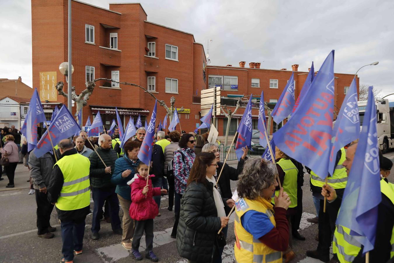 La cita volvió a congregar a un fiel y constante número de manifestantes junto a la travesía de la Nacional 122