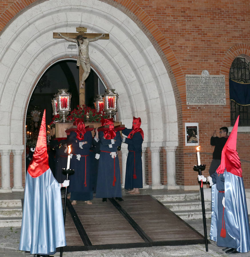 La Semana Santa ha arrancado en Valladolid con tres procesiones: el Vía Crucis del Santo Entierro, la de la Exaltación de la Santa Cruz y el traslado de la Virgen de las Angustias
