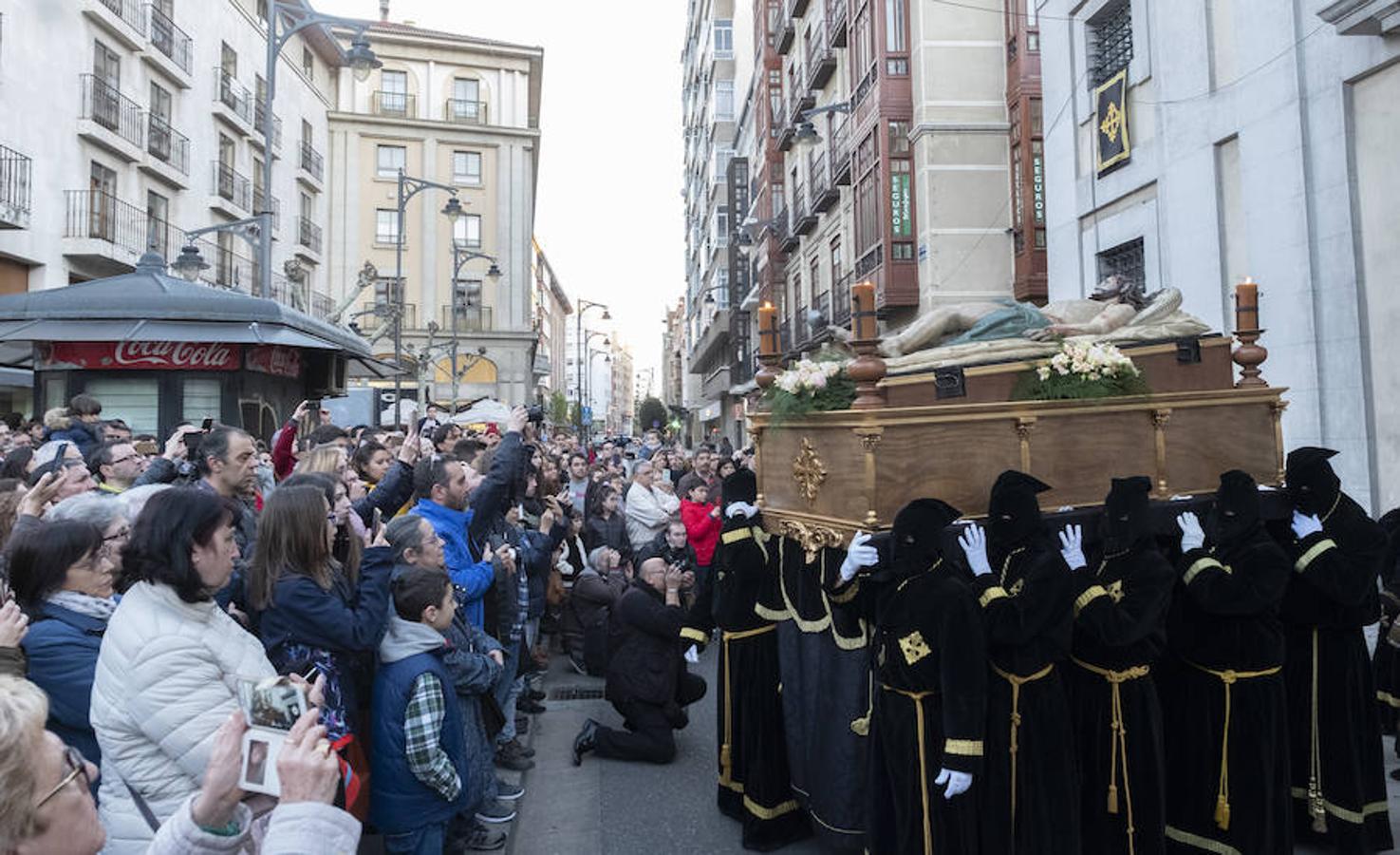 La Semana Santa ha arrancado en Valladolid con tres procesiones: el Vía Crucis del Santo Entierro, la de la Exaltación de la Santa Cruz y el traslado de la Virgen de las Angustias