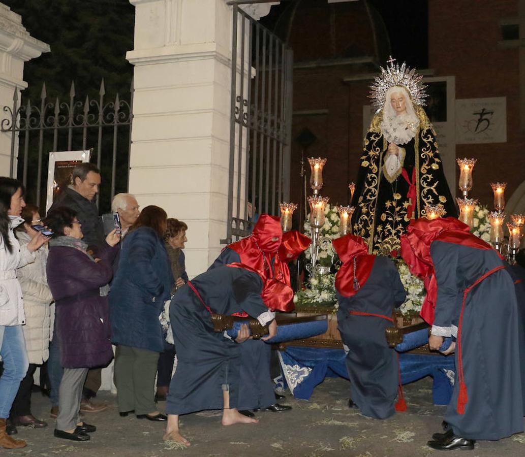 La Semana Santa ha arrancado en Valladolid con tres procesiones: el Vía Crucis del Santo Entierro, la de la Exaltación de la Santa Cruz y el traslado de la Virgen de las Angustias