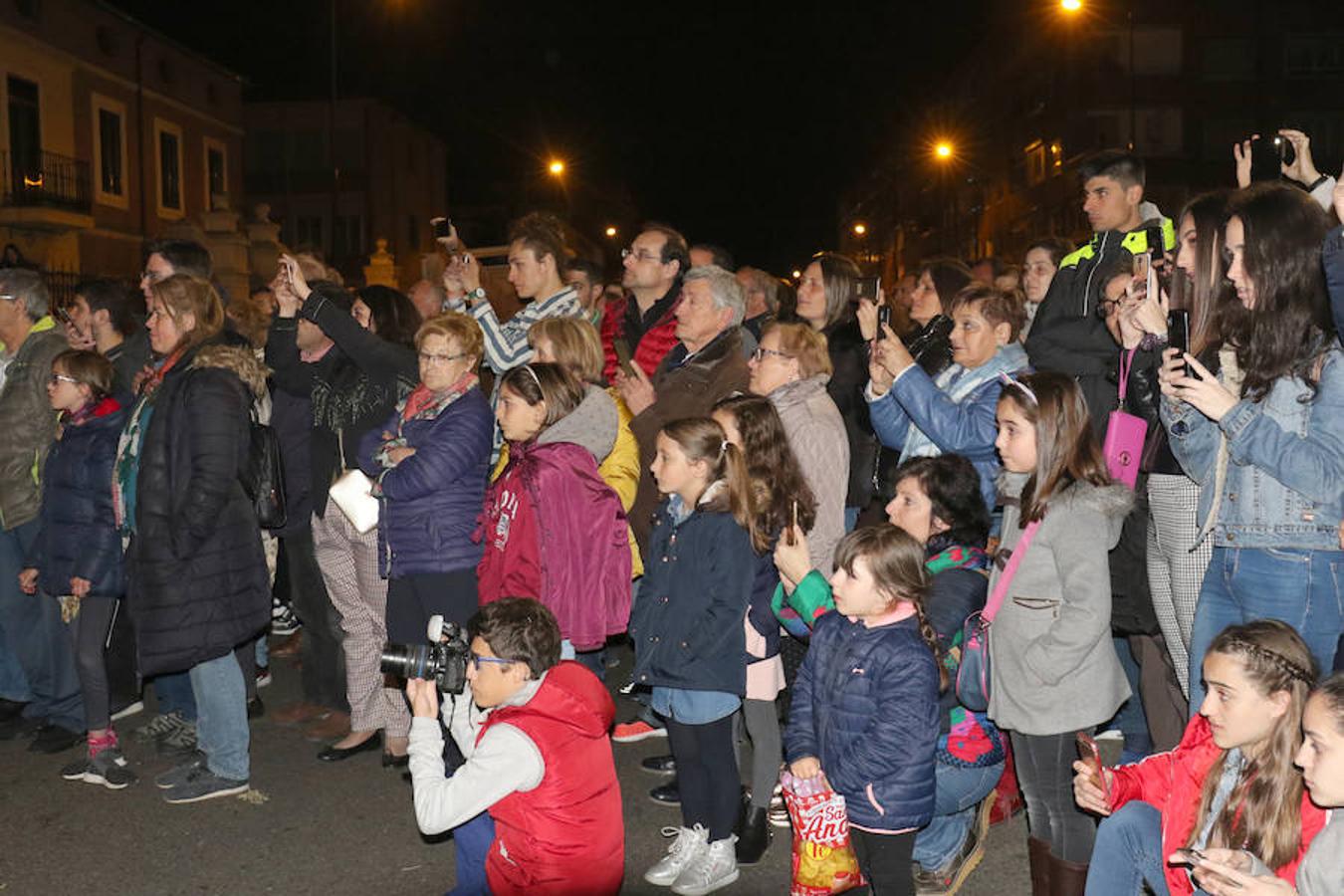 La Semana Santa ha arrancado en Valladolid con tres procesiones: el Vía Crucis del Santo Entierro, la de la Exaltación de la Santa Cruz y el traslado de la Virgen de las Angustias