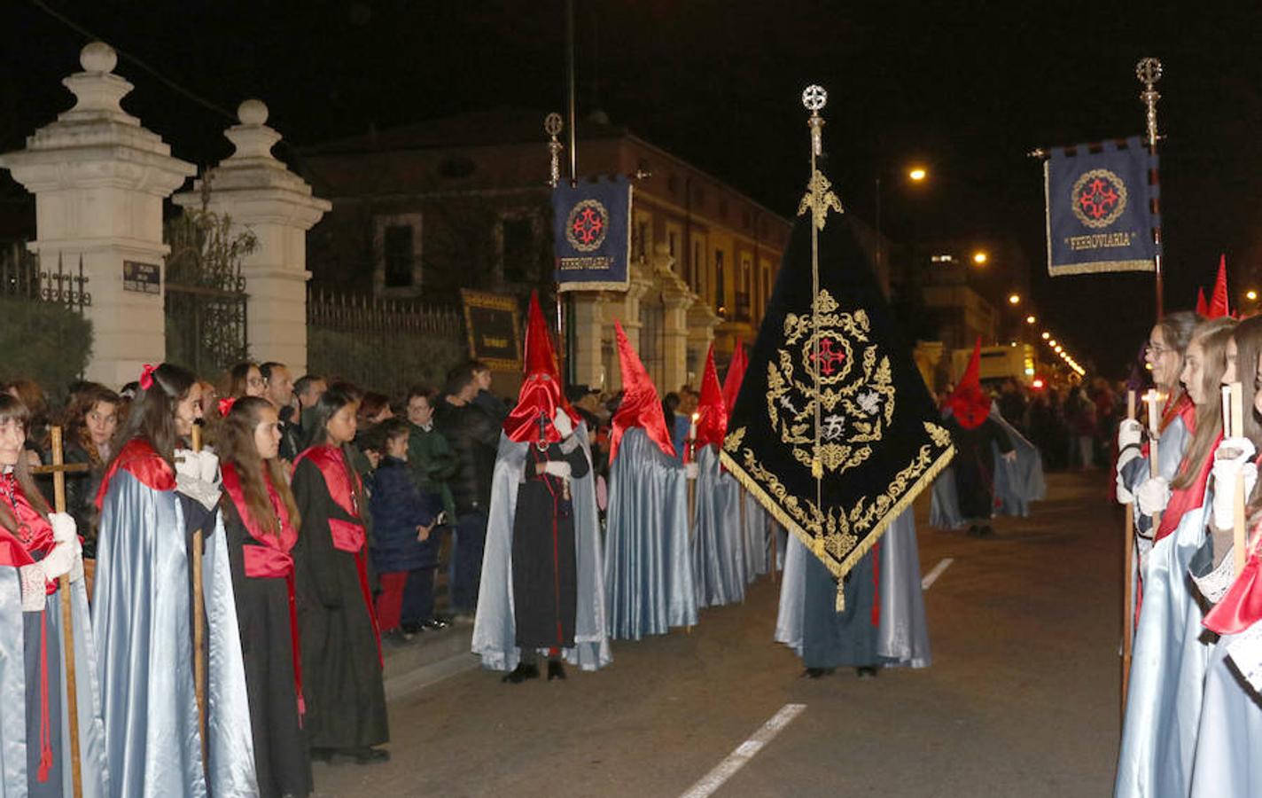 La Semana Santa ha arrancado en Valladolid con tres procesiones: el Vía Crucis del Santo Entierro, la de la Exaltación de la Santa Cruz y el traslado de la Virgen de las Angustias