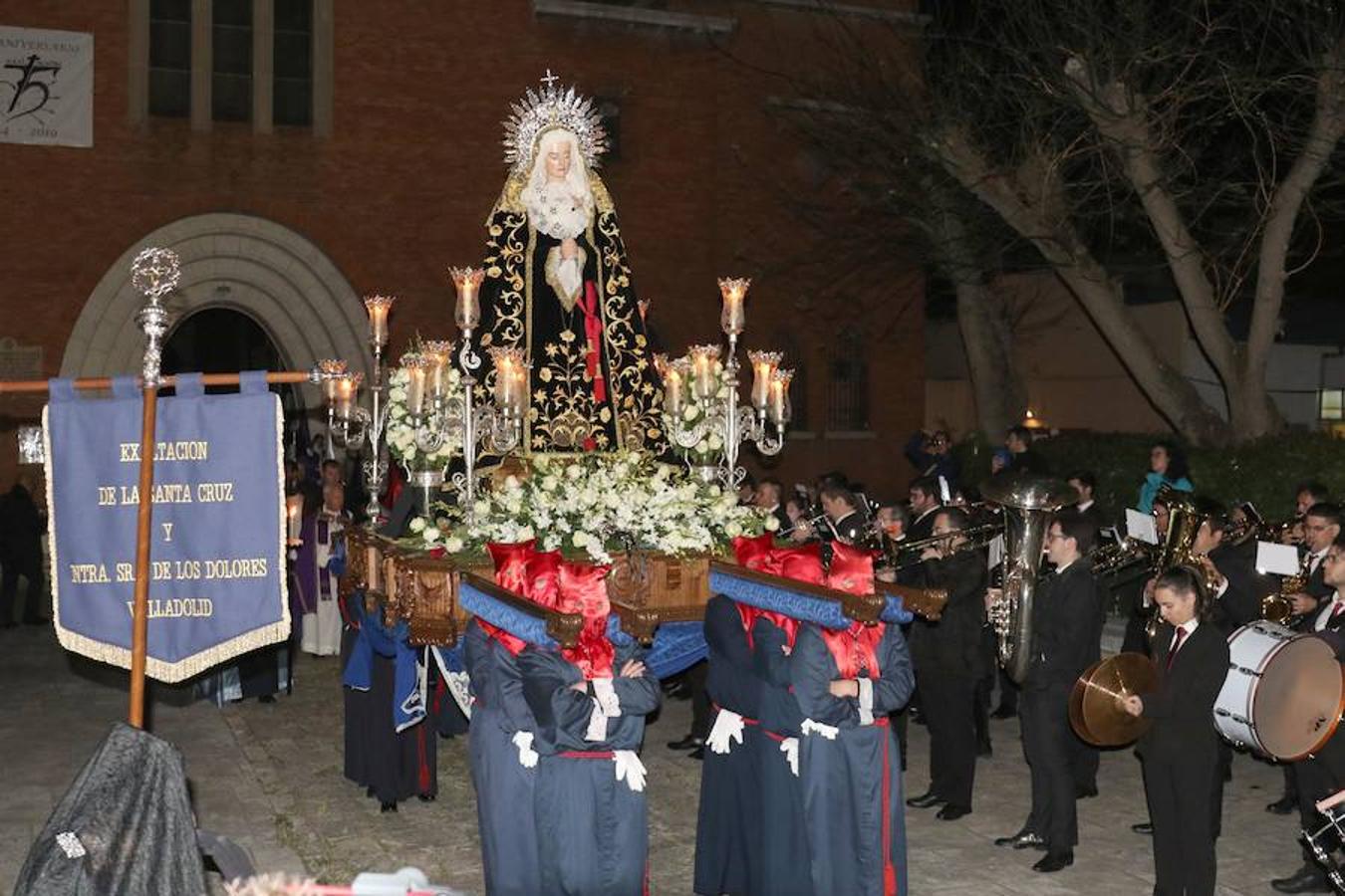 La Semana Santa ha arrancado en Valladolid con tres procesiones: el Vía Crucis del Santo Entierro, la de la Exaltación de la Santa Cruz y el traslado de la Virgen de las Angustias
