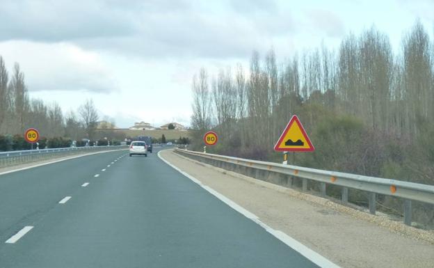 Fomento señaliza por baches la Autovía del Duero (A-11) el año pasado.