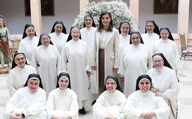 Las hermanas del convento de las dominicias de Lerma junto a La Reina Letizia.