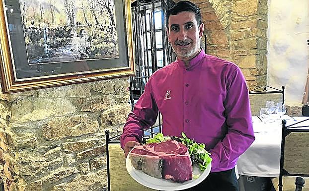 Miguel Martín posa con un chuletón de morucha. 