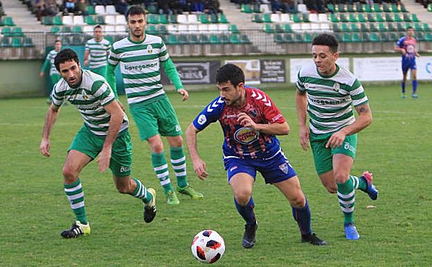 Mika controla el balón en el partido de la primera vuelta, disputado en La Albuera. 