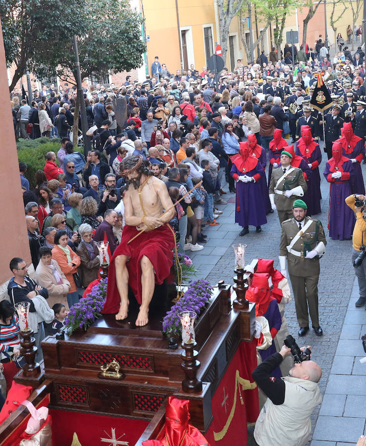 Las calles se han llenado de público para disfrutar del Ecce Homo del Cristo de los Artilleros