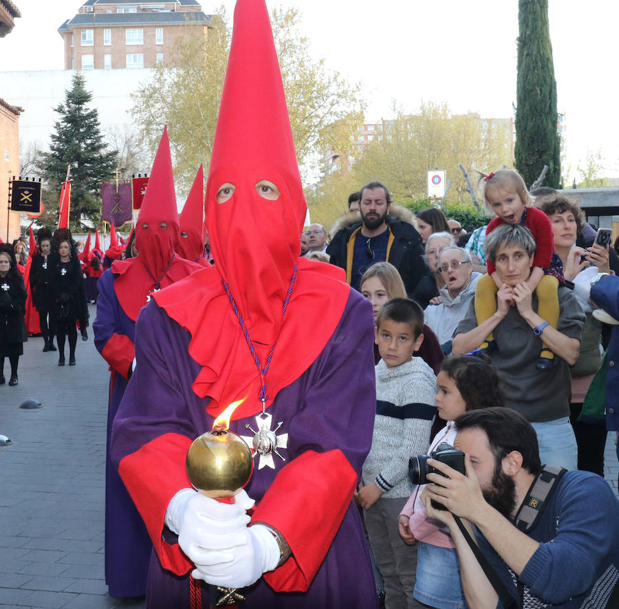 Las calles se han llenado de público para disfrutar del Ecce Homo del Cristo de los Artilleros