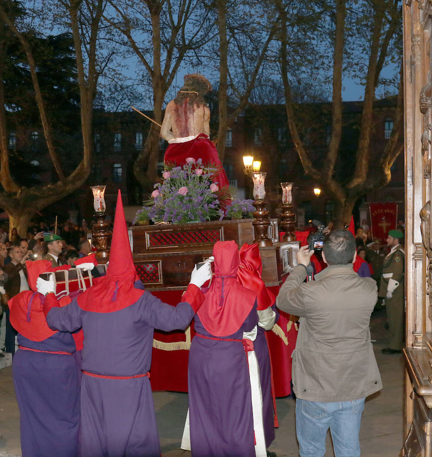 Las calles se han llenado de público para disfrutar del Ecce Homo del Cristo de los Artilleros
