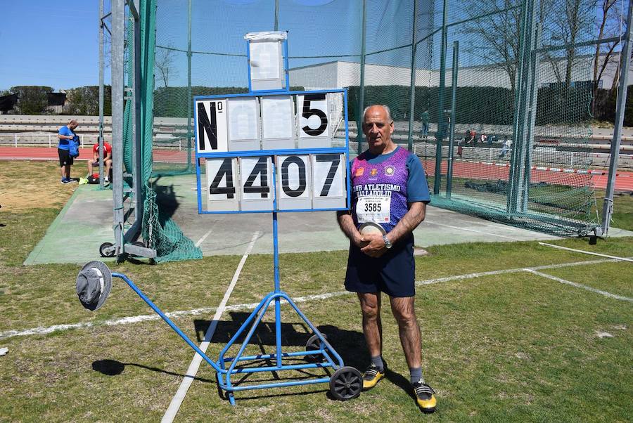 Julio Calvo Redondo psoa con su marca en Salamanca. 