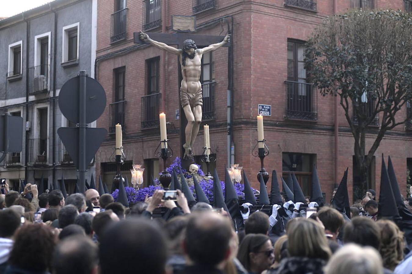 La Procesión de las Cinco Llagas ha recorrido el centro de Valladolid