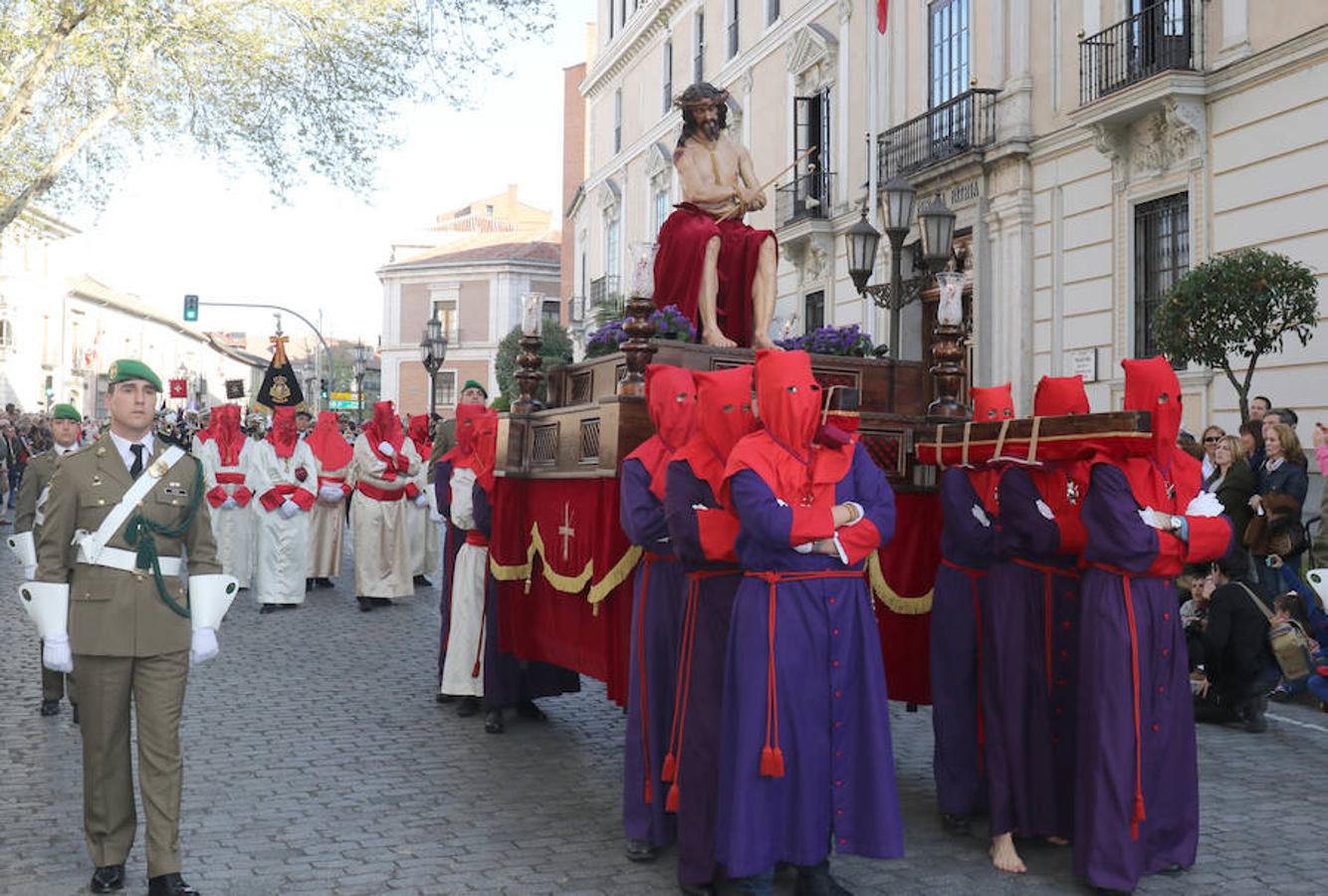 Las calles se han llenado de público para disfrutar del Ecce Homo del Cristo de los Artilleros