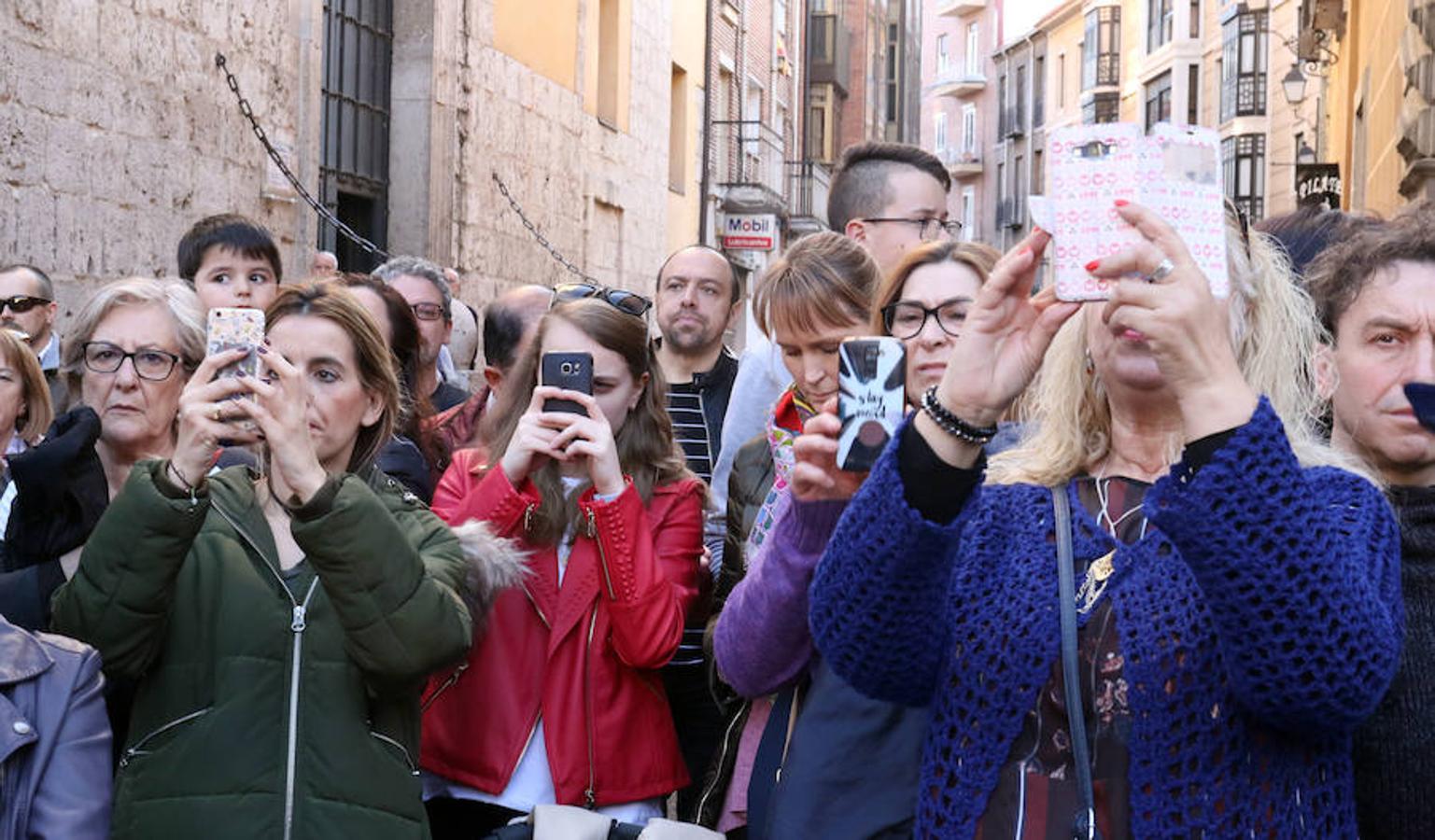 Las calles se han llenado de público para disfrutar del Ecce Homo del Cristo de los Artilleros