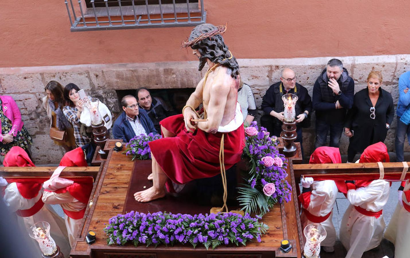 Las calles se han llenado de público para disfrutar del Ecce Homo del Cristo de los Artilleros