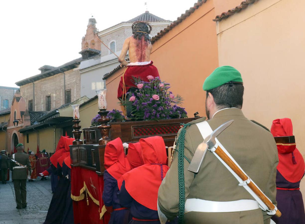 Las calles se han llenado de público para disfrutar del Ecce Homo del Cristo de los Artilleros