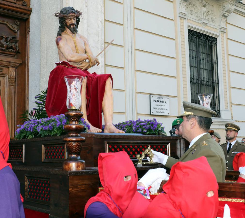 Las calles se han llenado de público para disfrutar del Ecce Homo del Cristo de los Artilleros
