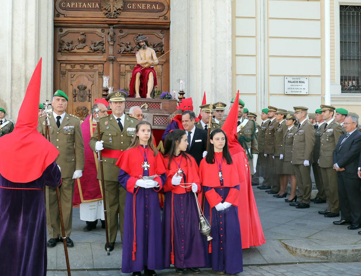 Las calles se han llenado de público para disfrutar del Ecce Homo del Cristo de los Artilleros