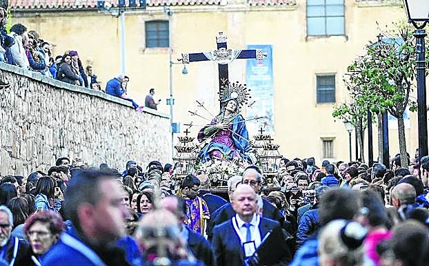 La Virgen de los Dolores atraviesa las calles del centro histórico. 
