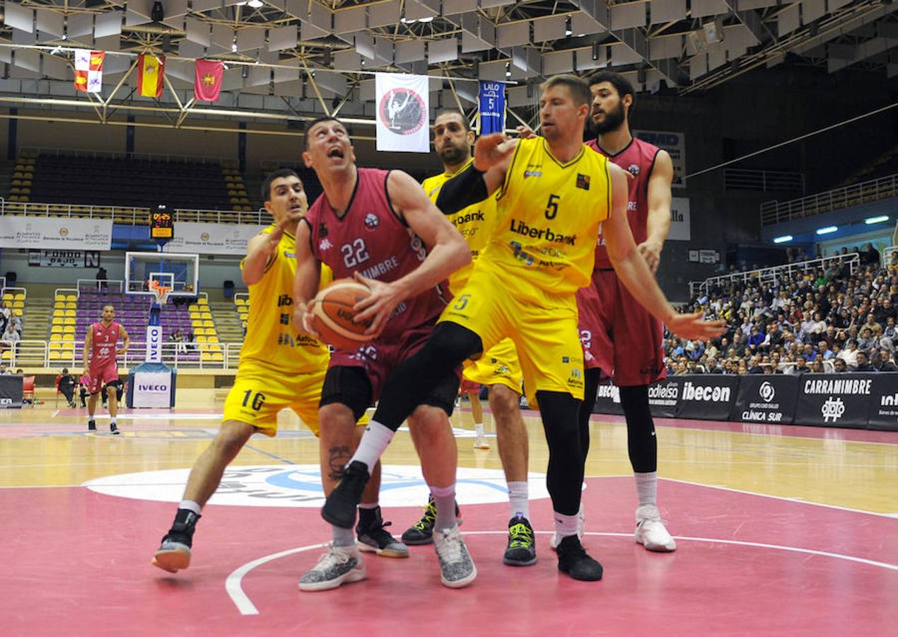 Encuentro entre el CBCV Carramimbre (79) y el Liberbank Oviedo (85).