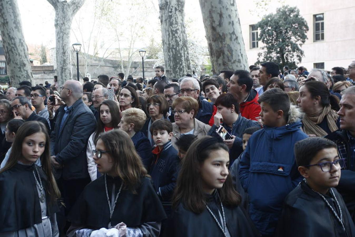 Las calles se abarrotaron de público para seguir la Procesión de las Cinco LLagas