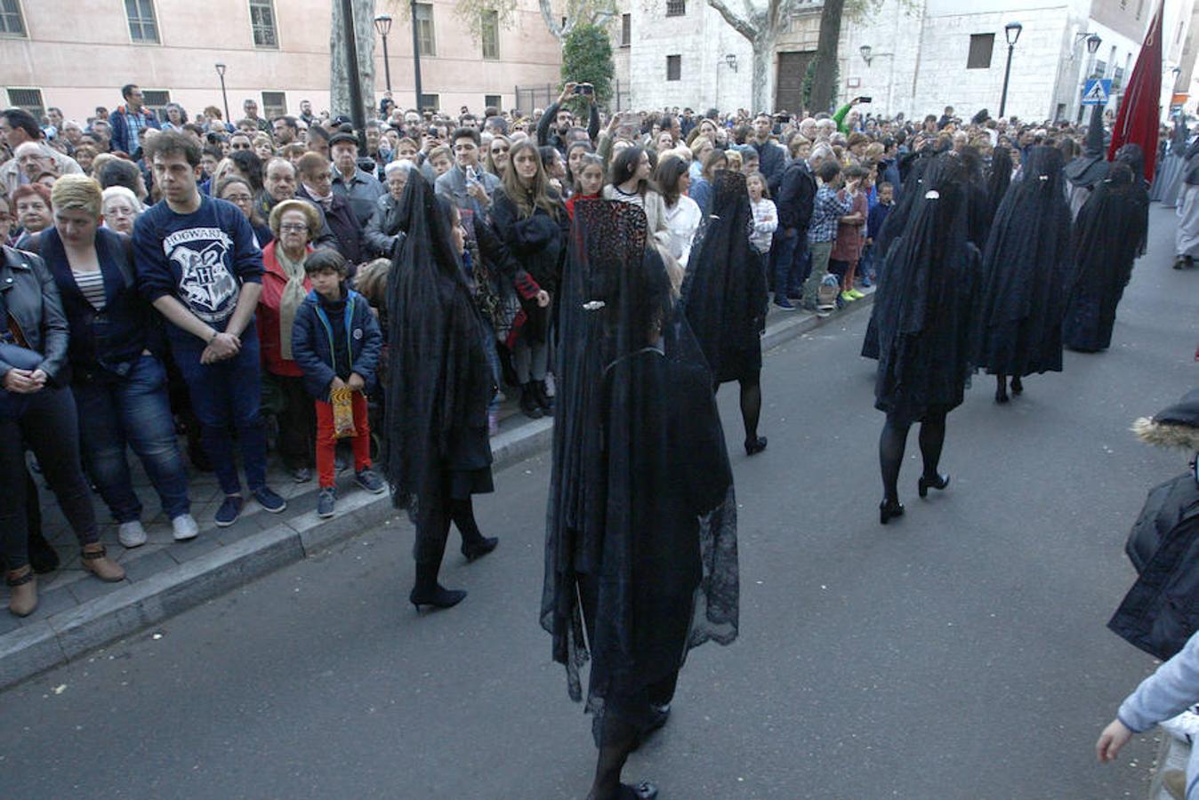 Las calles se abarrotaron de público para seguir la Procesión de las Cinco LLagas
