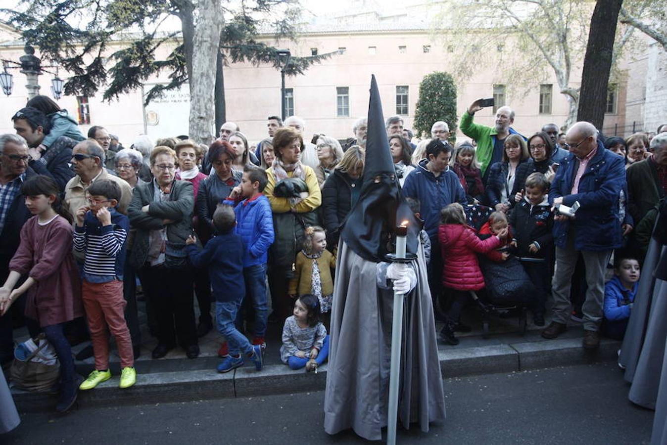 Las calles se abarrotaron de público para seguir la Procesión de las Cinco LLagas
