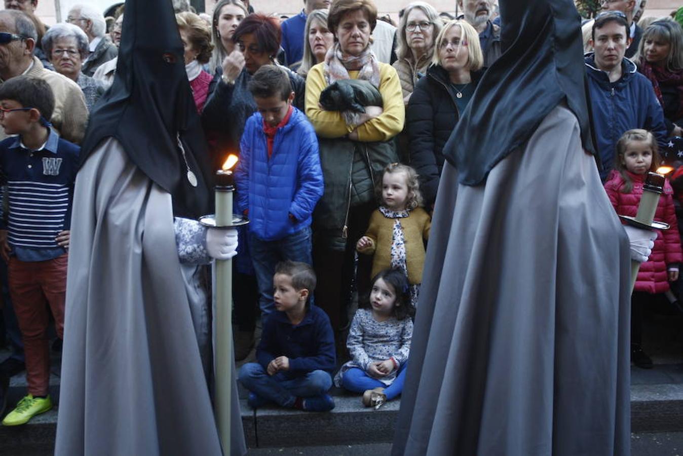 Las calles se abarrotaron de público para seguir la Procesión de las Cinco LLagas
