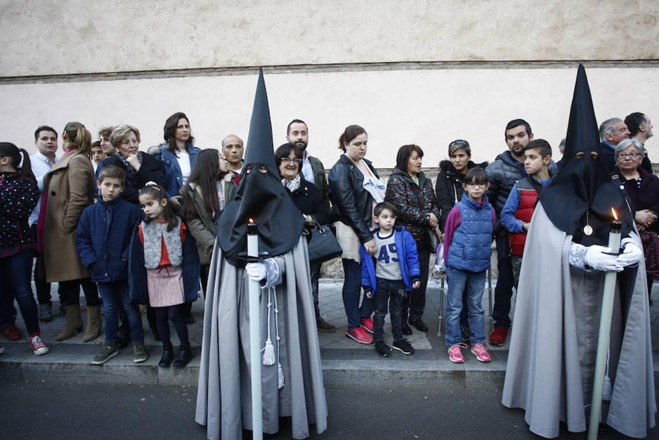Las calles se abarrotaron de público para seguir la Procesión de las Cinco LLagas