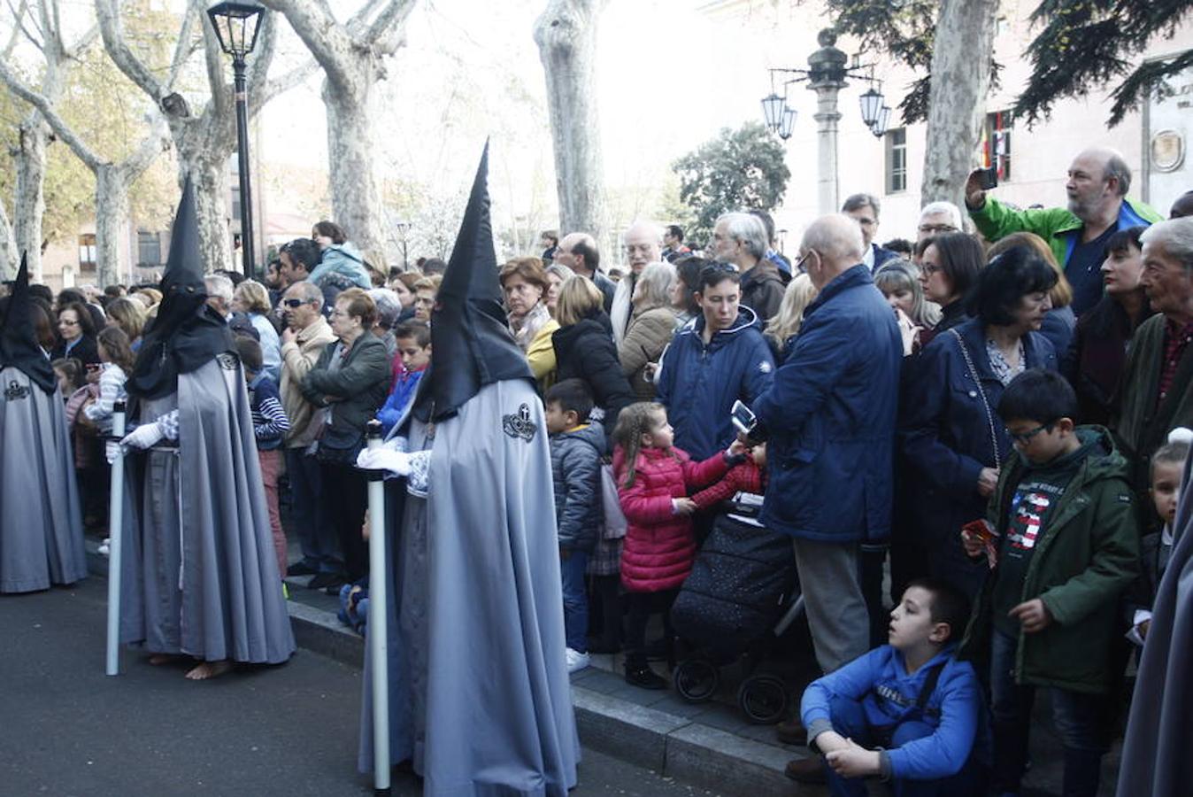 Las calles se abarrotaron de público para seguir la Procesión de las Cinco LLagas