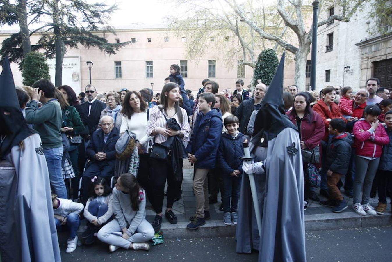 Las calles se abarrotaron de público para seguir la Procesión de las Cinco LLagas