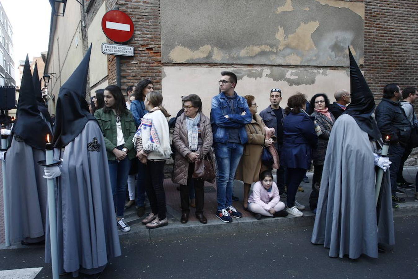 Las calles se abarrotaron de público para seguir la Procesión de las Cinco LLagas