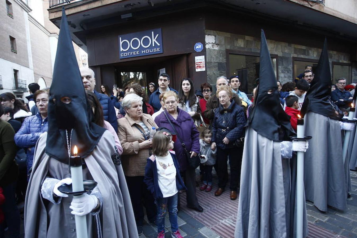 Las calles se abarrotaron de público para seguir la Procesión de las Cinco LLagas