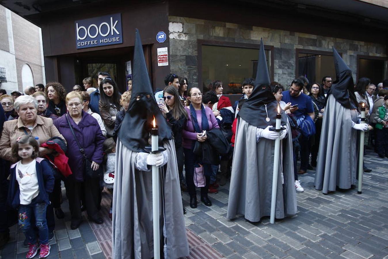 Las calles se abarrotaron de público para seguir la Procesión de las Cinco LLagas