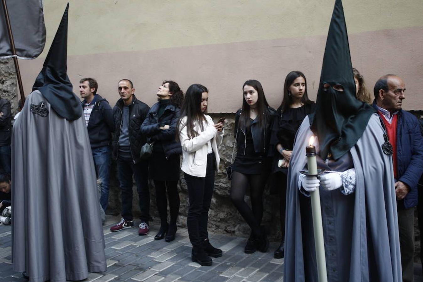 Las calles se abarrotaron de público para seguir la Procesión de las Cinco LLagas