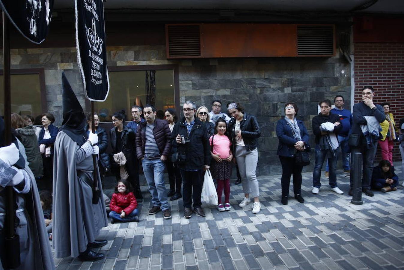 Las calles se abarrotaron de público para seguir la Procesión de las Cinco LLagas