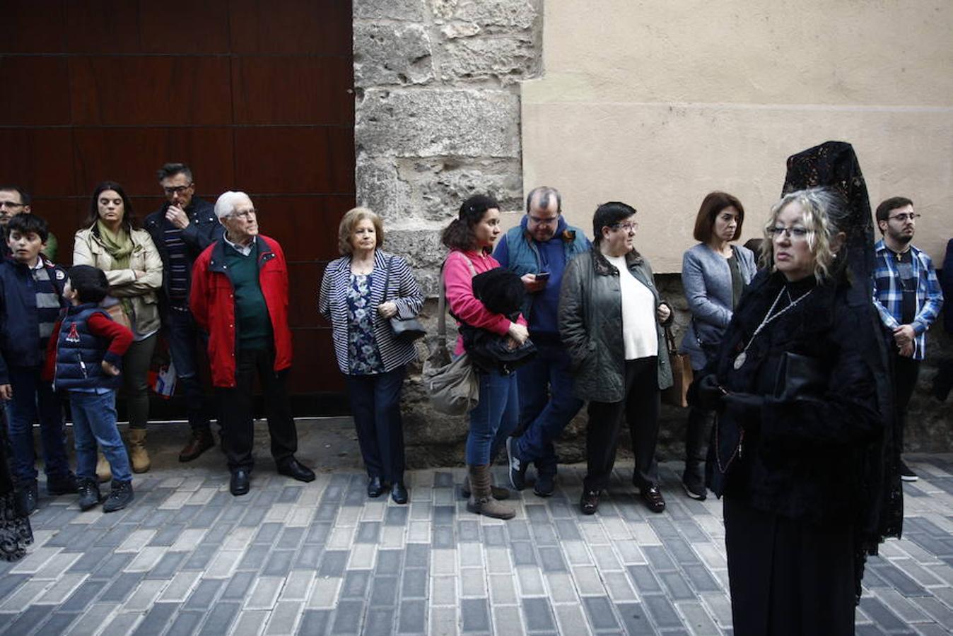 Las calles se abarrotaron de público para seguir la Procesión de las Cinco LLagas