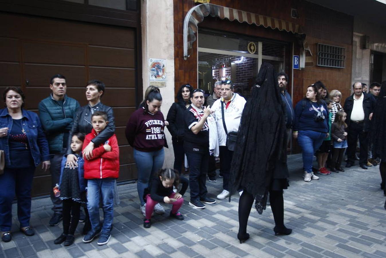 Las calles se abarrotaron de público para seguir la Procesión de las Cinco LLagas