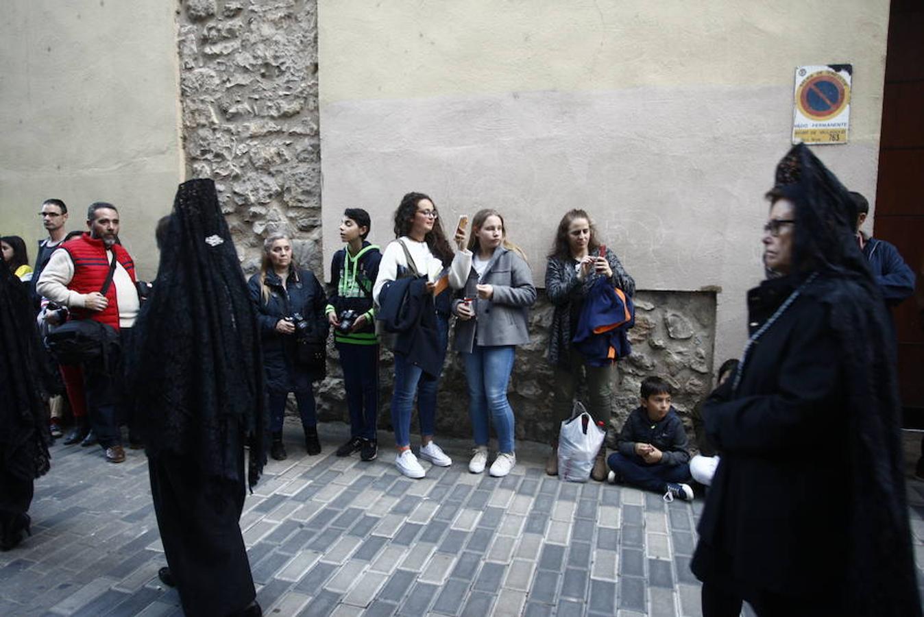 Las calles se abarrotaron de público para seguir la Procesión de las Cinco LLagas