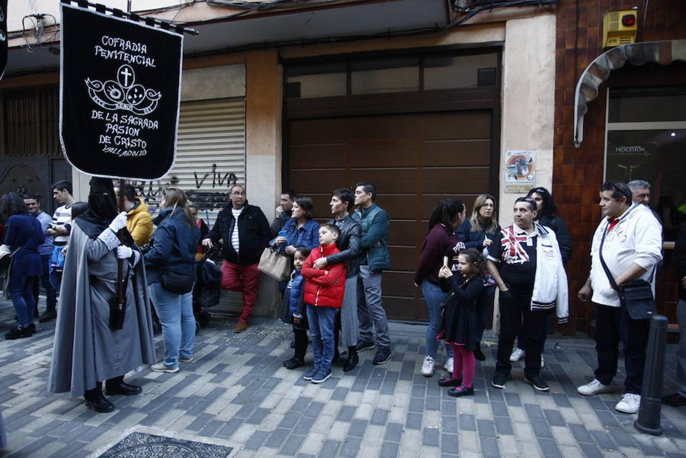 Las calles se abarrotaron de público para seguir la Procesión de las Cinco LLagas