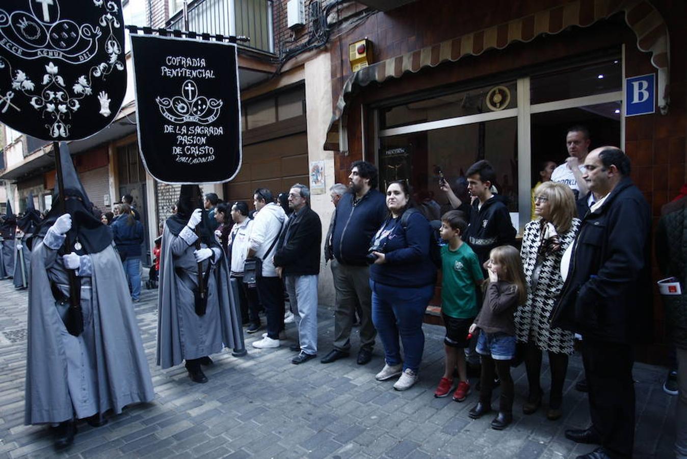 Las calles se abarrotaron de público para seguir la Procesión de las Cinco LLagas