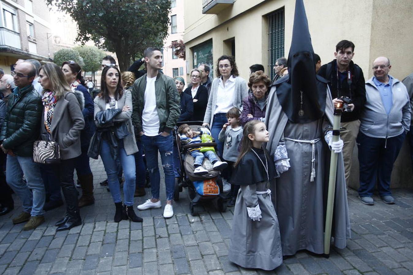 Las calles se abarrotaron de público para seguir la Procesión de las Cinco LLagas
