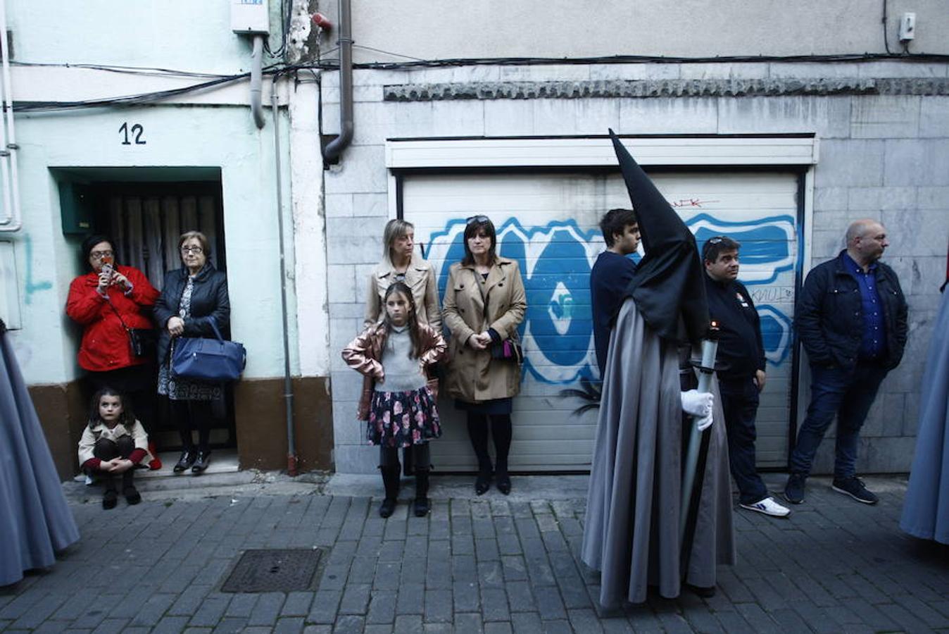Las calles se abarrotaron de público para seguir la Procesión de las Cinco LLagas