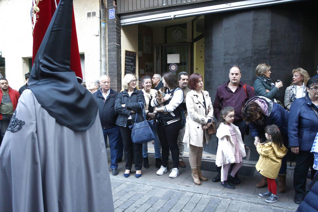 Las calles se abarrotaron de público para seguir la Procesión de las Cinco LLagas