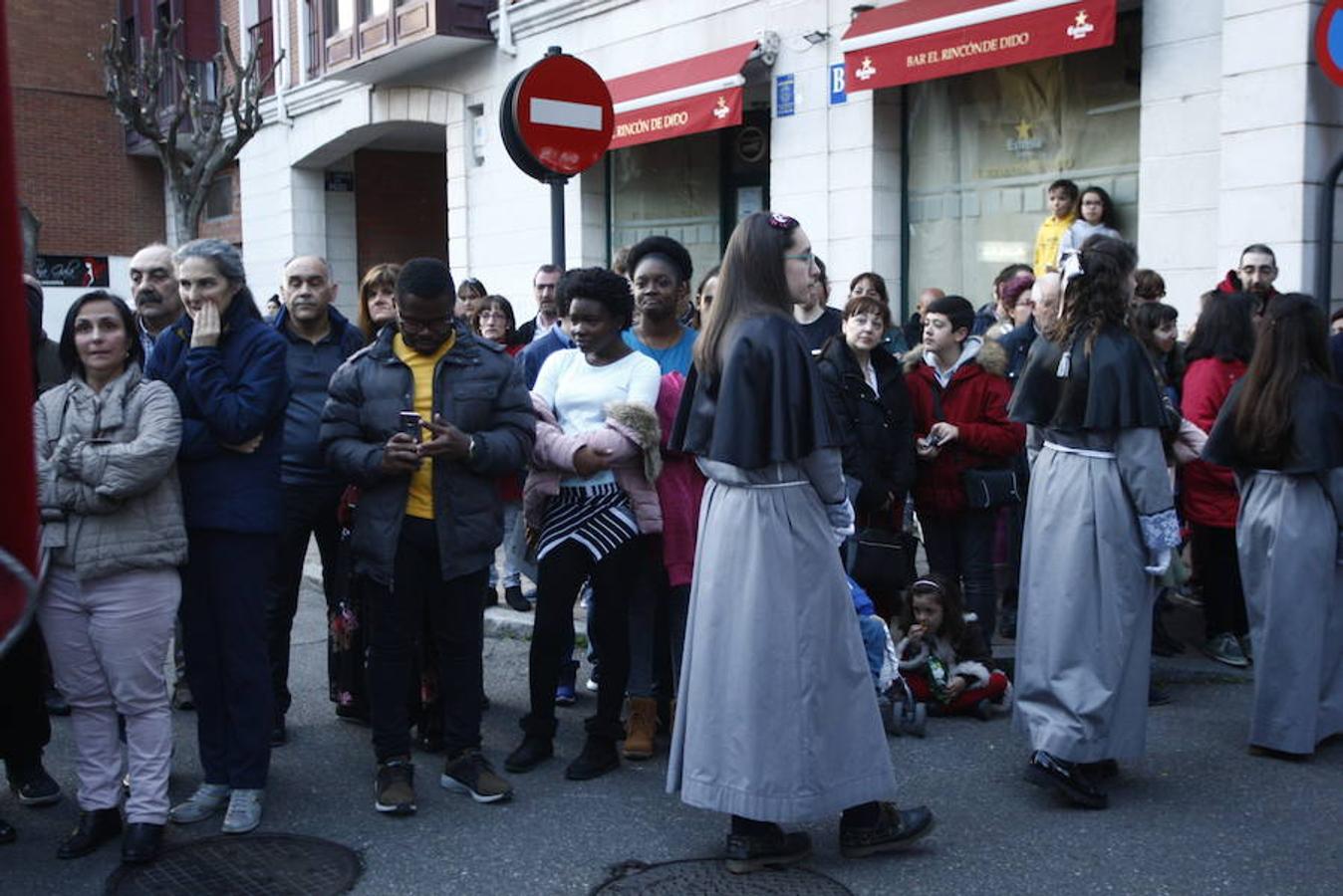 Las calles se abarrotaron de público para seguir la Procesión de las Cinco LLagas