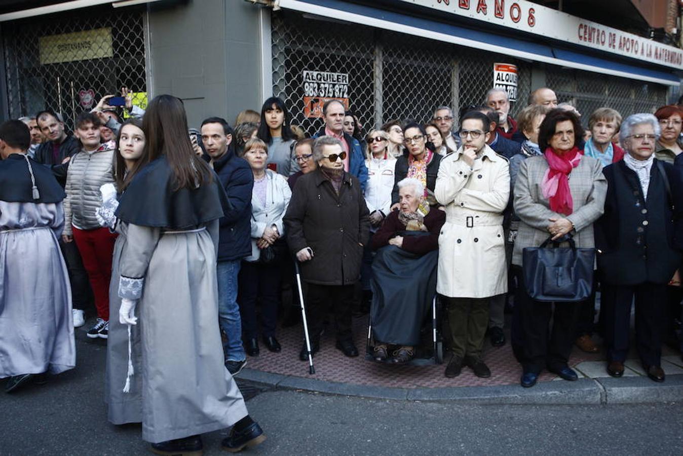 Las calles se abarrotaron de público para seguir la Procesión de las Cinco LLagas