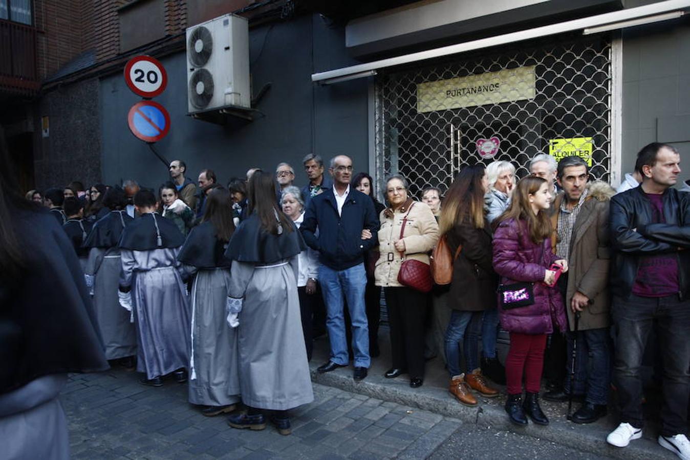 Las calles se abarrotaron de público para seguir la Procesión de las Cinco LLagas