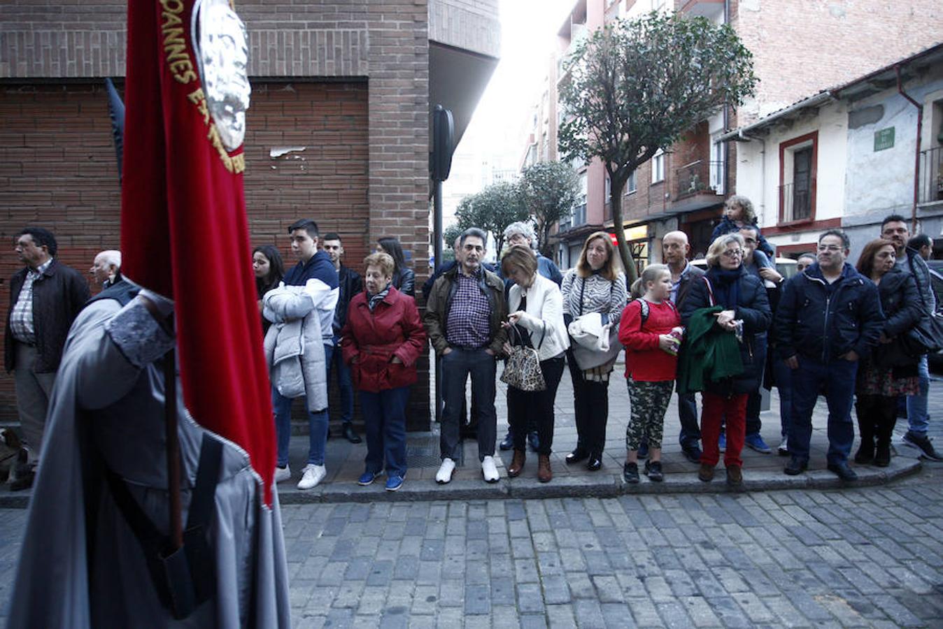 Las calles se abarrotaron de público para seguir la Procesión de las Cinco LLagas